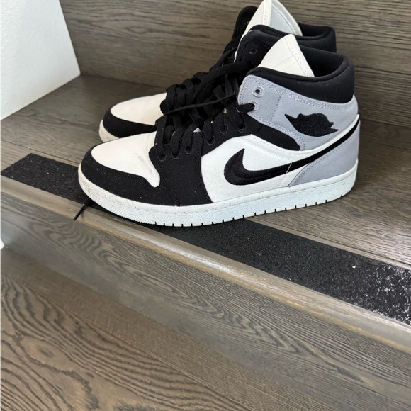 Nike Air Jordan Women's High-Top Sneakers Black and White - Picture 2 of 4